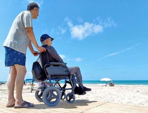 Cuidados de personas mayores en la playa: Consejos de seguridad