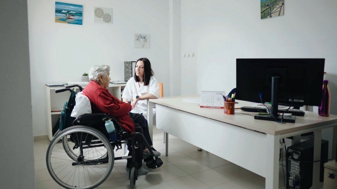 Humanidad en la Residencia de mayores - Residente y trabajador hablando
