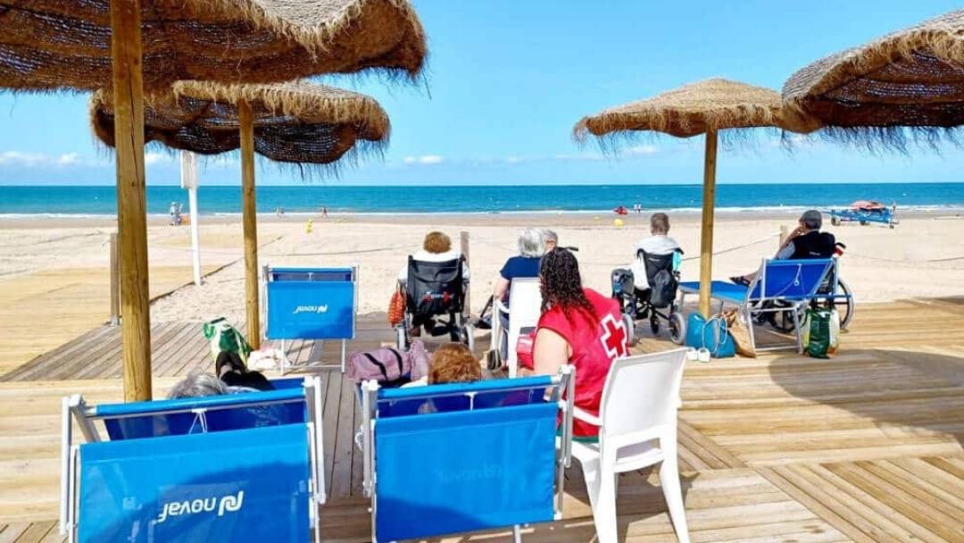 Ocio y tiempo libre en la playa residencia de mayores en San Fernando Cadiz ocio y tiempo libre residencia de mayores cruz roja san fernando