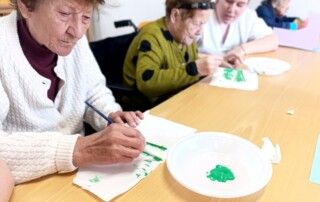 Personas mayores realizando actividades de estimulación cognitiva como parte del tratamiento del deterioro cognitivo