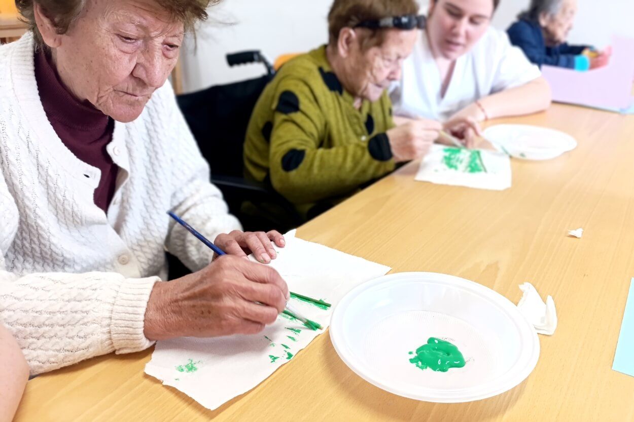 Personas mayores realizando actividades de estimulación cognitiva como parte del tratamiento del deterioro cognitivo