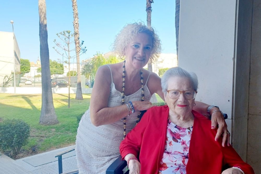 Leonor, residente con Alzheimer, junto a su hija en el jardín de nuestra residencia en San Fernando, Cádiz.
