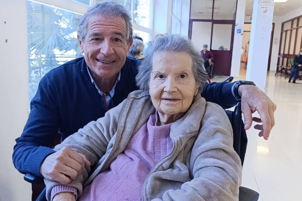 Ventura junto a su madre Mª Carmen en la Residencia de Mayores en San Fernando