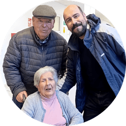 Juana junto a su marido y uno de sus hijos en la Residencia de Mayores Cruz Roja en San Fernando