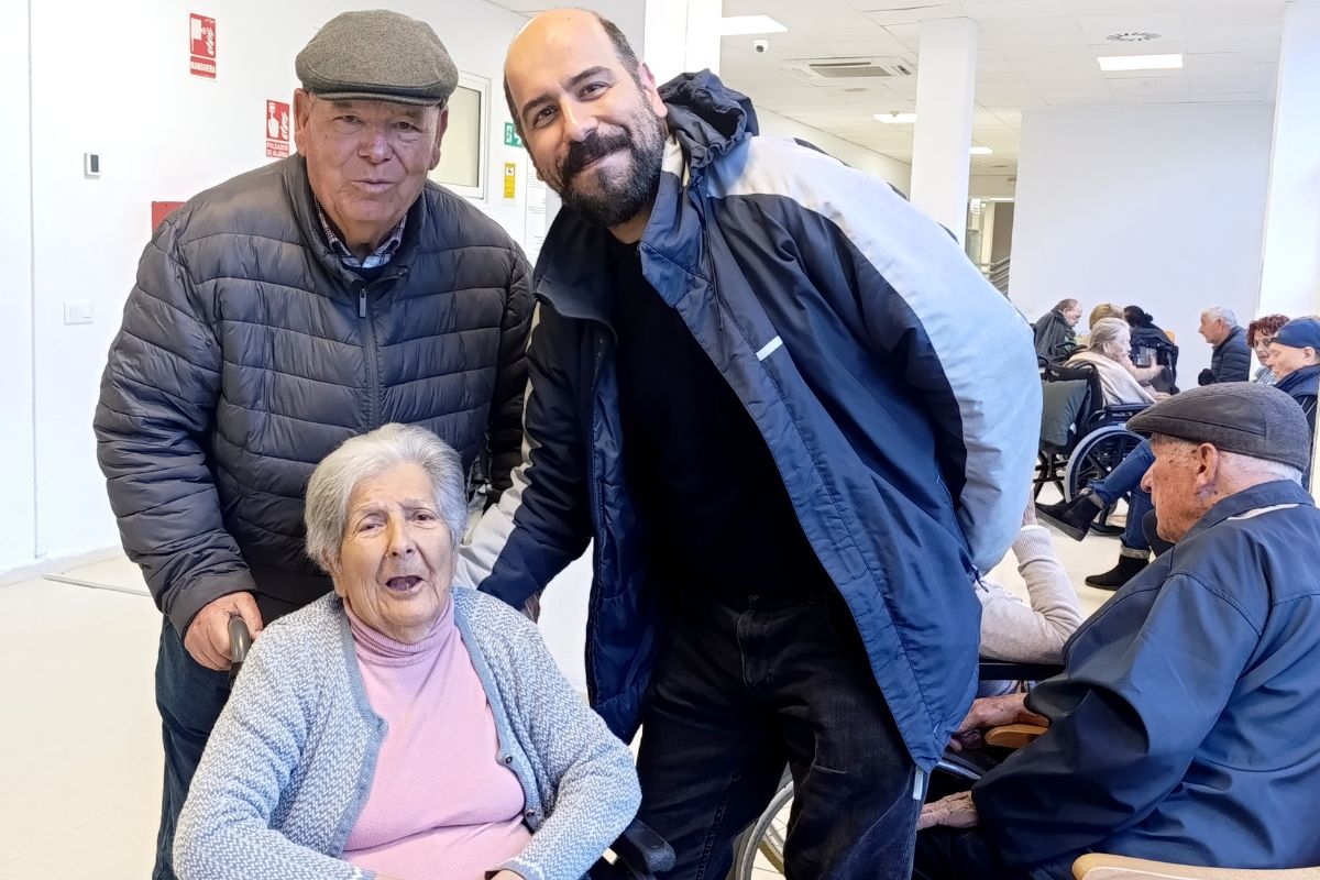 Juana sonriendo en la residencia de mayores Cruz Roja en San Fernando