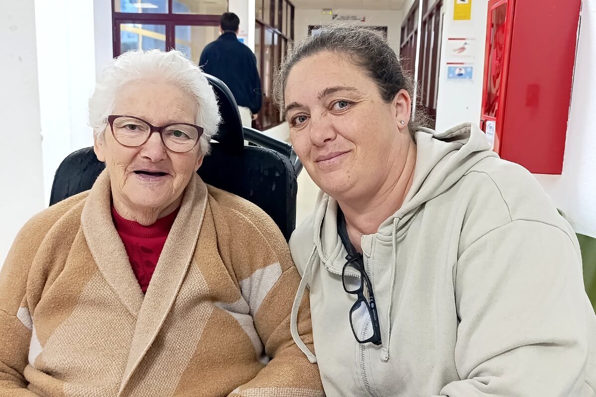 Pepa, residente de la residencia de mayores en San Fernando, sonríe junto a su hija Carmen durante una visita familiar