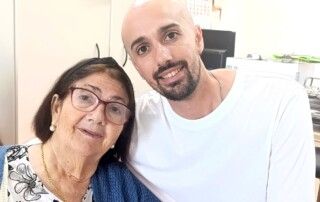 Antonia junto a su hijo Josemi compartiendo un momento de afecto en la Residencia de Mayores de San Fernando, Cádiz