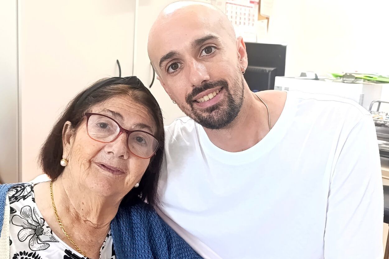 Antonia junto a su hijo Josemi compartiendo un momento de afecto en la Residencia de Mayores de San Fernando, Cádiz