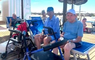 Actividad de ocio en la playa con residentes mayores de la residencia de San Fernando, Cádiz.