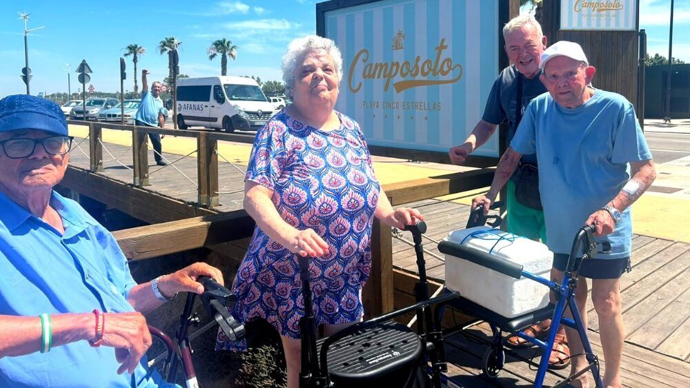 Actividad de ocio en la playa con mayores de San Fernando Residentes de la Residencia de Mayores de San Fernando disfrutando de una actividad de ocio en la playa.