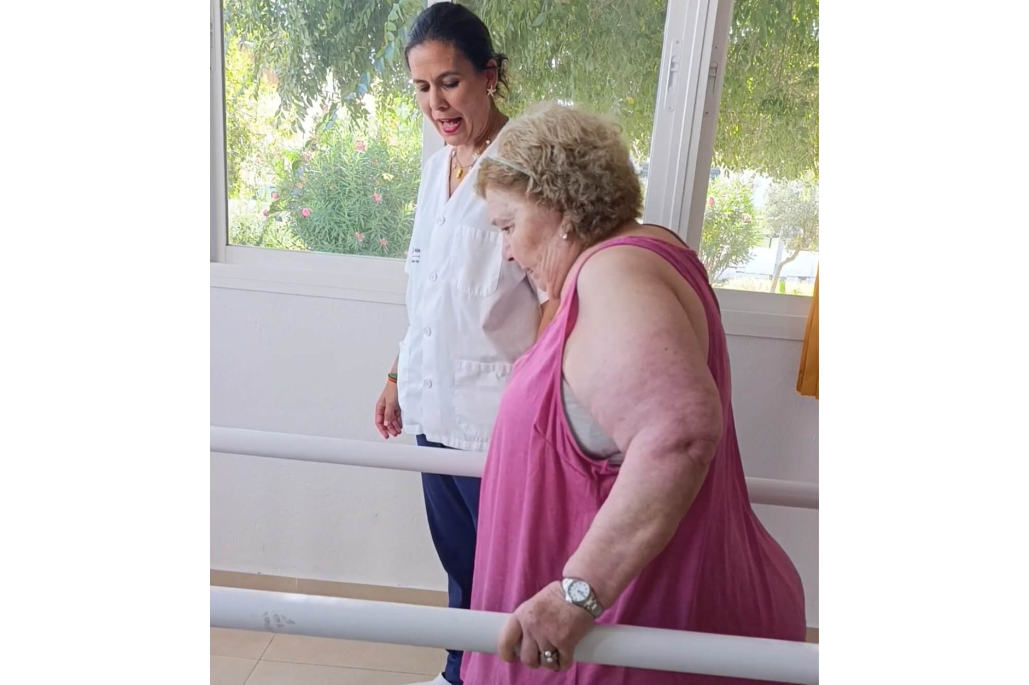 Sesión de fisioterapia geriátrica en Residencia Cruz Roja San Fernando Antonia Fisioterapeuta especialista ayudando a una persona mayor a trabajar su equilibrio funcional en el gimnasio de nuestra residencia de ancianos. Antonia