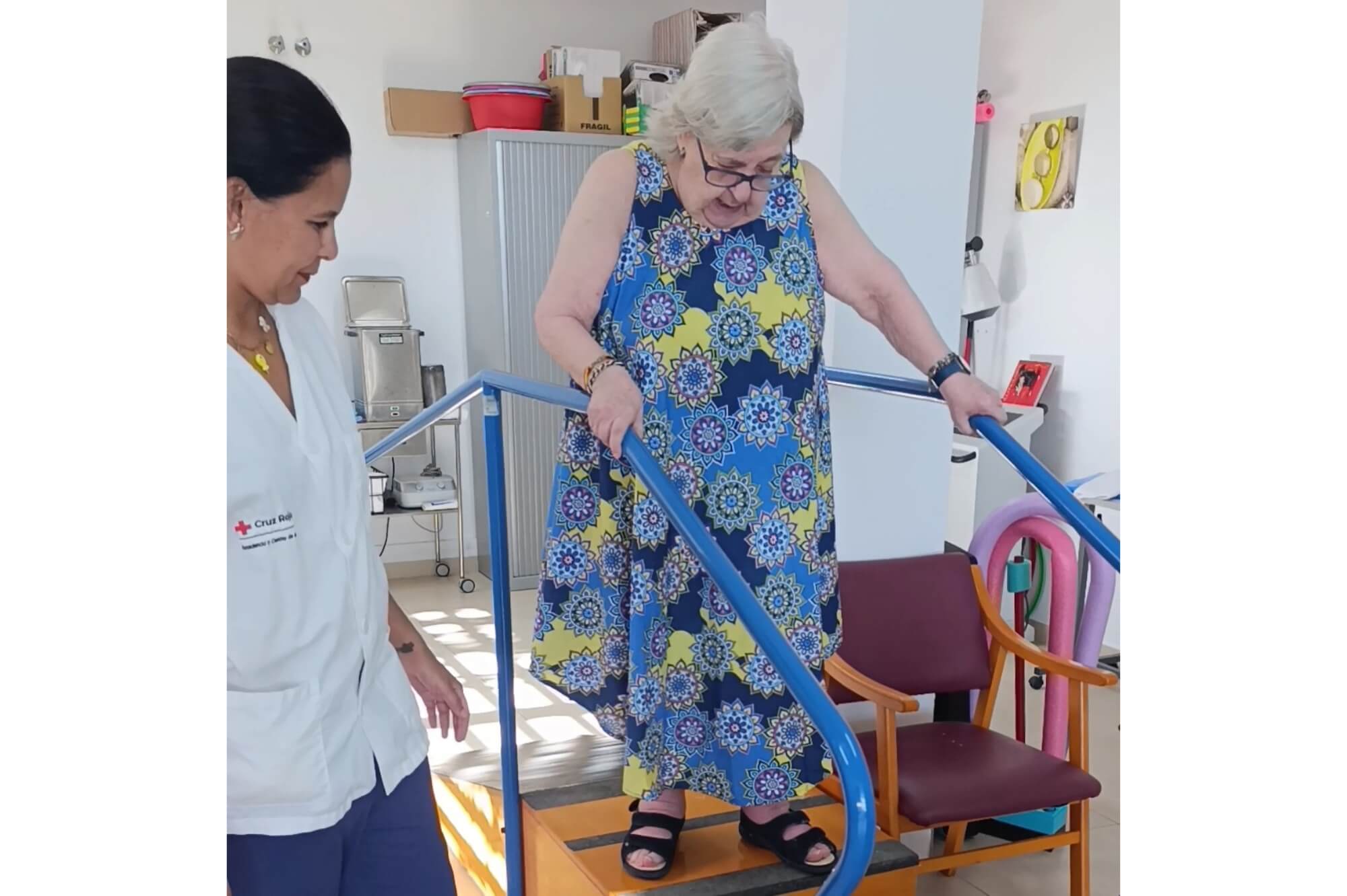 Fisioterapia mayores Residencia mayores ejercicios autonomia M Angeles Fisioterapeuta especialista ayudando a una persona mayor a trabajar su equilibrio funcional en el gimnasio de nuestra residencia de ancianos. Antonia